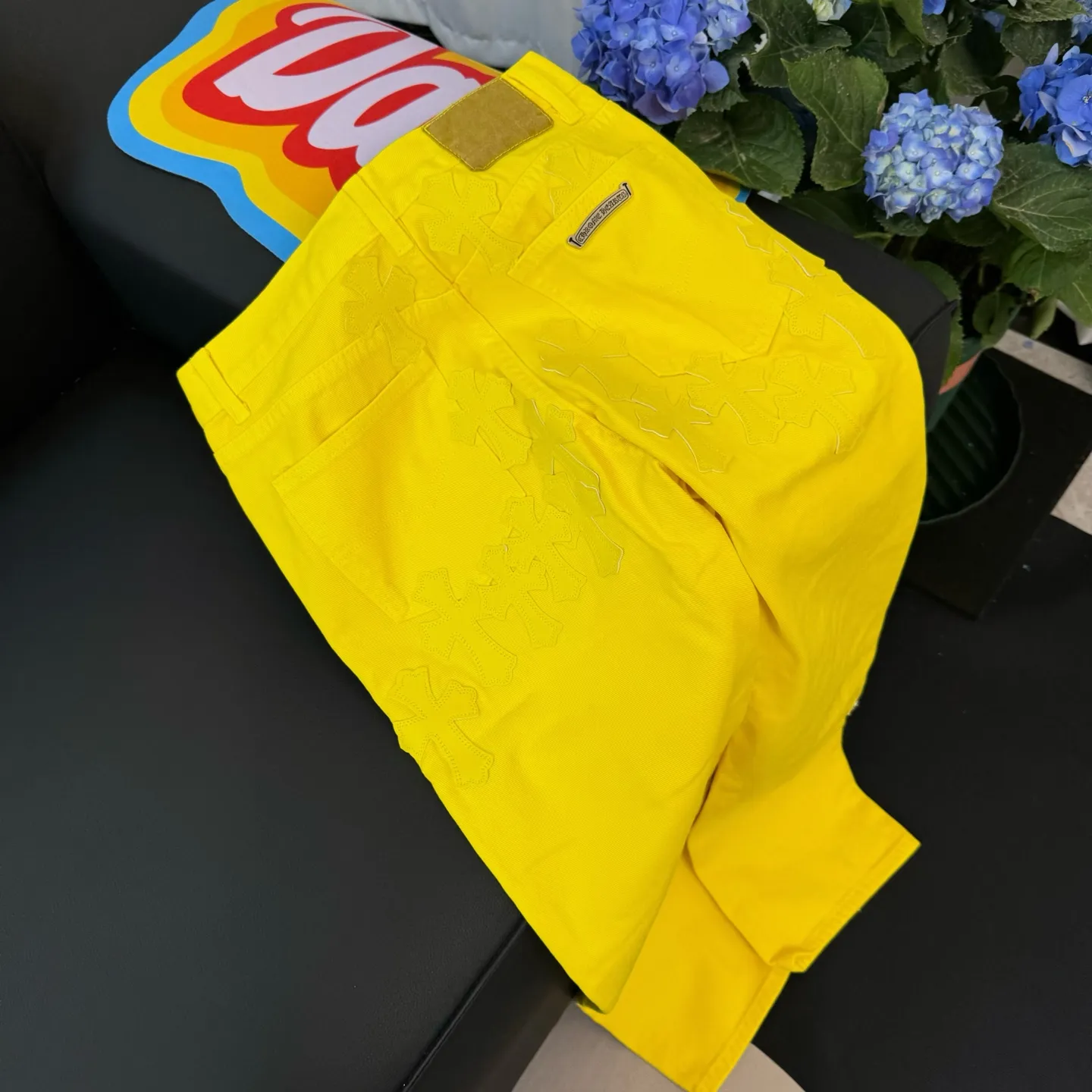 🅿️310 Style number: D255 Chrome Hearts CH Chrome Hearts The same jeans as Fan Bingbing’s brother Fan Chengcheng exudes uninhibited personality and unique charm. Every wear and tear is carefully designed to present a unique artistic feel. Made of imported denim fabric, which has undergone heavy industrial washing and destruction treatment, the trousers show a super cool effect on the upper body, allowing you to dominate the fashion stage.  This is more than just a pair of jeans, it is an expression of attitude. With its unique design concept and ultimate pursuit of details, Croxin breaks traditional boundaries and defines the jeans trend in the new era. The trousers are made of double-layer woven fabric and matched with customized hardware, showing an incomparably beautiful and unique style, making every wearer the focus of fashion. Imported denim fabric, super heavy-duty washed and damaged, the upper body is super cool! Customized hardware, incomparably good-looking style. The production process is difficult. Full of high-street feel. Color: lemon yellow Size: S M L